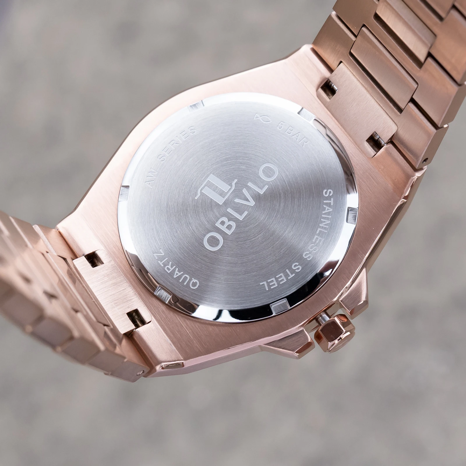 ساعة كوارتز أنيقة للرجال من OBLVLO بسوار بمينا ذهبي وردي وأخضر مع إطار تاريخ أنيق، ساعات عمل للرجال، AWS