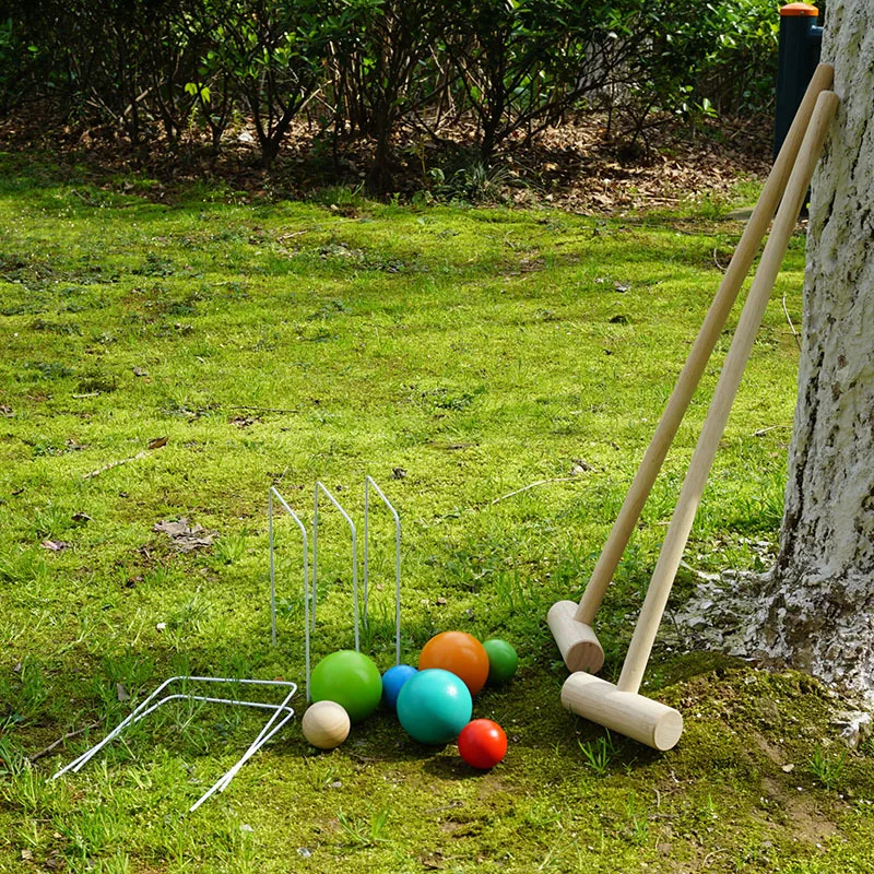 لعبة Bocce الكرة في الحديقة الهدف رمي الكرة الكبيرة مطاردة الكرة الصغيرة لعبة الأسرة في الهواء الطلق لعبة الخشب الصلب