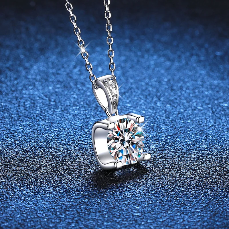 18K inlaid diamond women's pendant classic PT950 platinum bull head necklace D color 1-carat moissanite collarbone chain