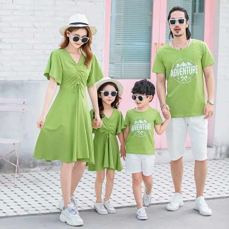 

2024 New Family Matching Outfits Summer Beach Mother Daughter Dresses Dad Son T-shirt Shorts Family Look Couple Matching Outfit