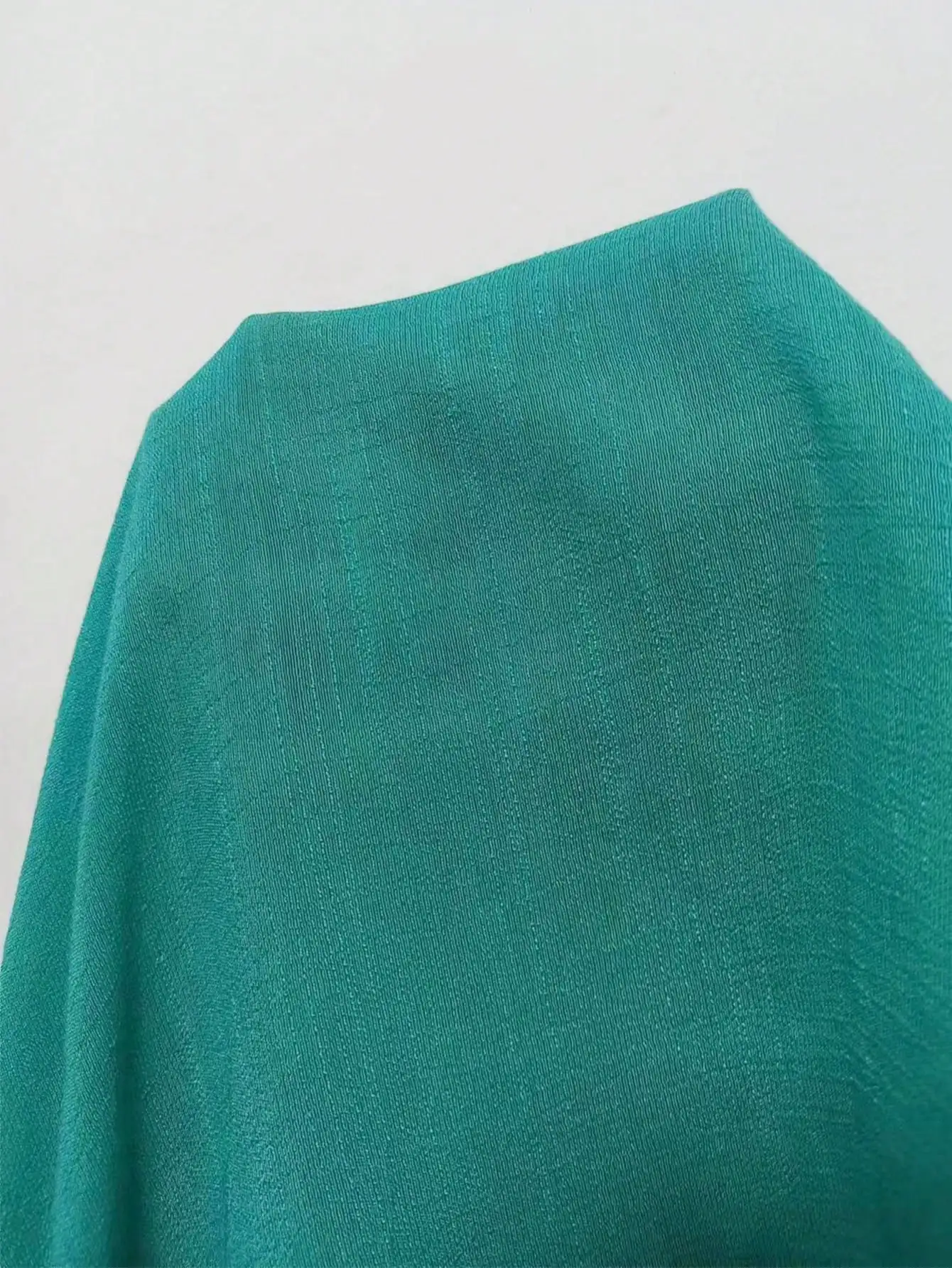 

Женский пляжный комплект: укороченный топ с V-образным вырезом и рюшами на рукавах, а также широкие брюки.