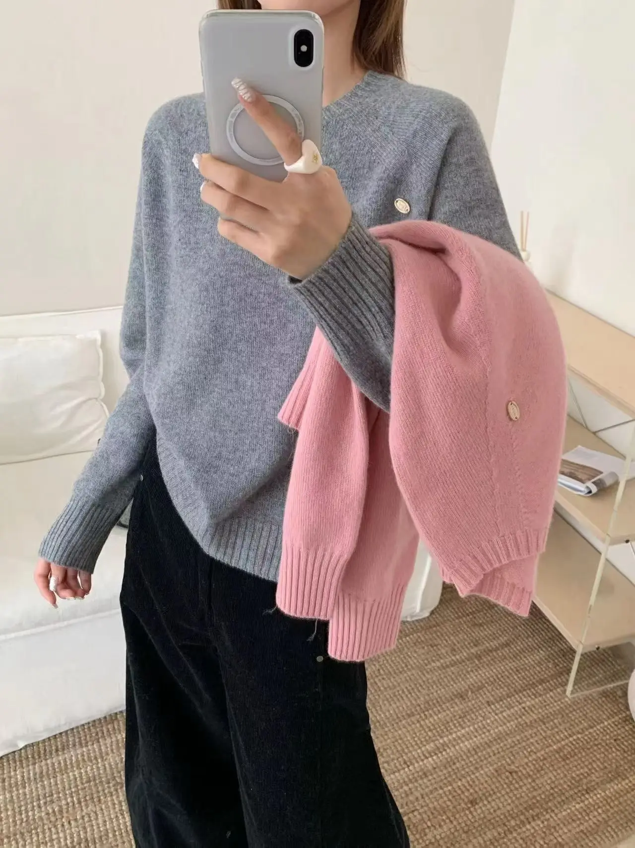 سترة صوفية على الطراز الكوري برقبة دائرية بلون سادة وقاعدة من الصوف المحبوك #1