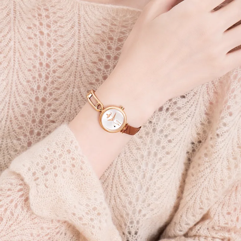 วิเวียน เวสต์วูดนาฬิกาสำหรับสุภาพสตรีสายหนังสีน้ำตาลที่หรูหราและมีสไตล์