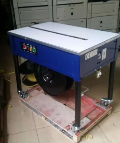 Halbautomatische Tischumreifungsmaschine