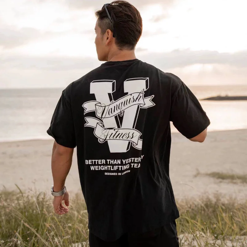 British Gym Streetwear Aesthetic Vanquish Fitness Gewichtheben Team Vintage V Logo Rückendruck Baumwolle Unisex Rundhals-T-Shirt – Detail 4