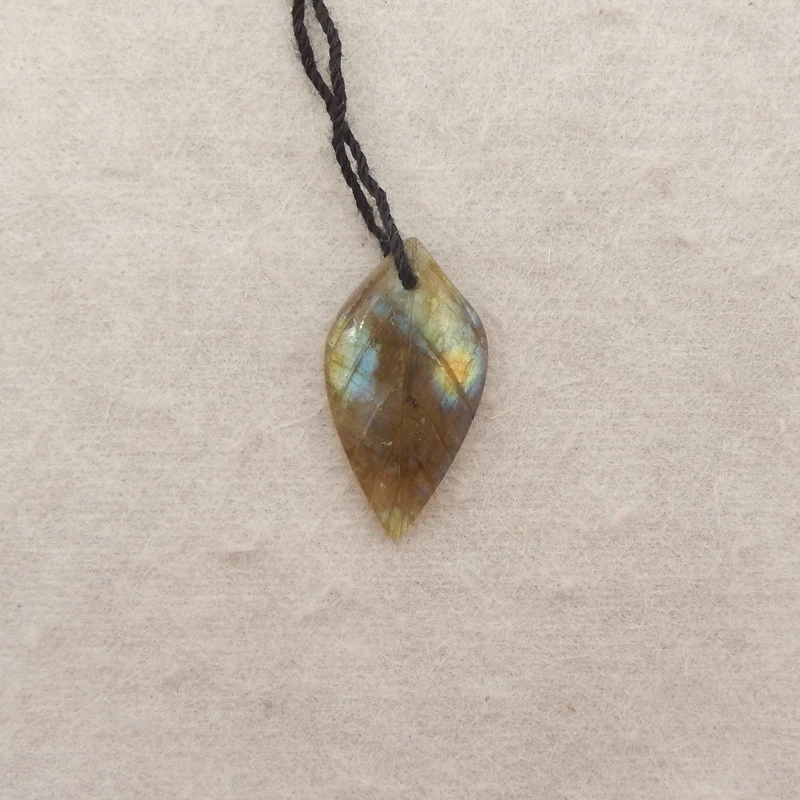 

Подвеска в форме листа из натурального лабрадорита, полированный переливающийся драгоценный камень с сине-золотой вспышкой, 24x13x4 мм, вес 1,3 г