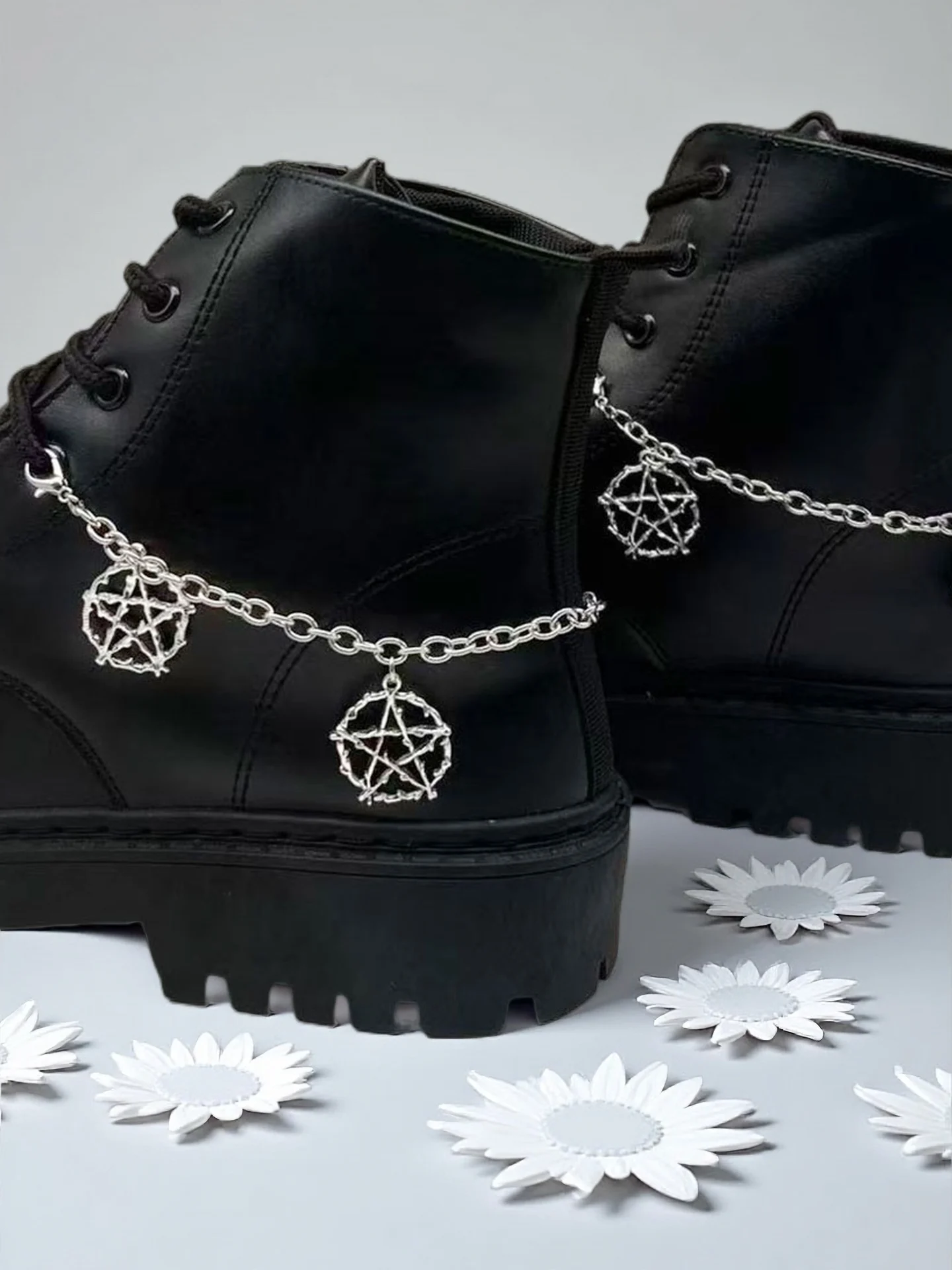 قطعتان من المعلقات والمجوهرات المصنوعة من سبائك الفضة القوطية المجوفة على شكل نجمة/راي، مناسبة لأحذية وأحذية الخريف