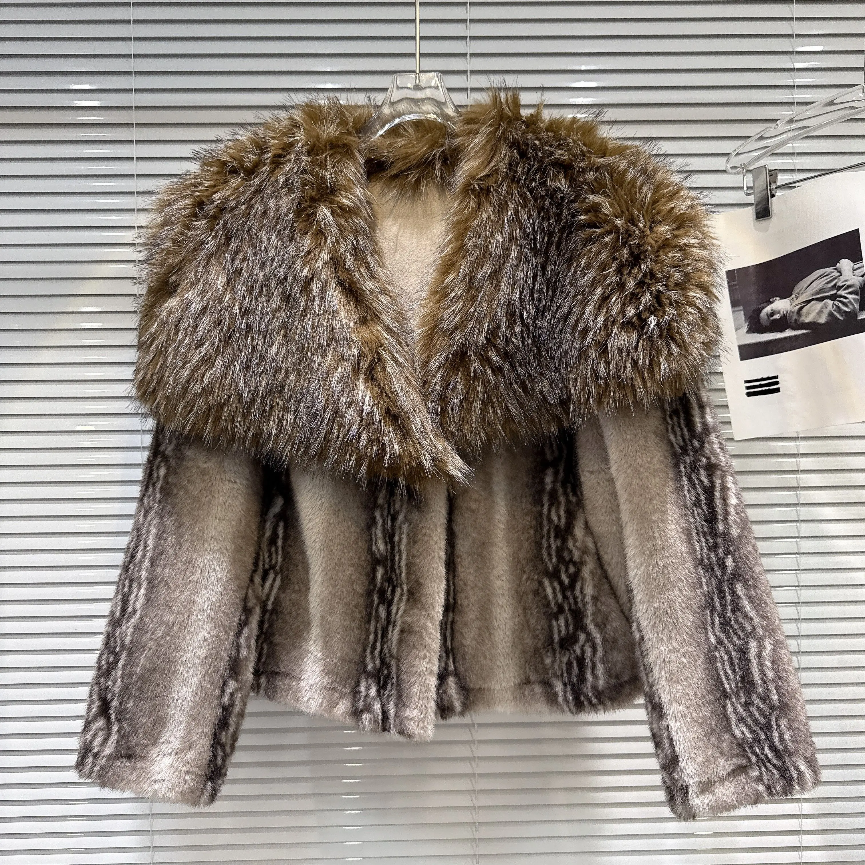 Giacca da donna in pelliccia sintetica francese elegante da socialite con collo in pelliccia a maniche lunghe monopetto dritto alla moda versatile per l'inverno