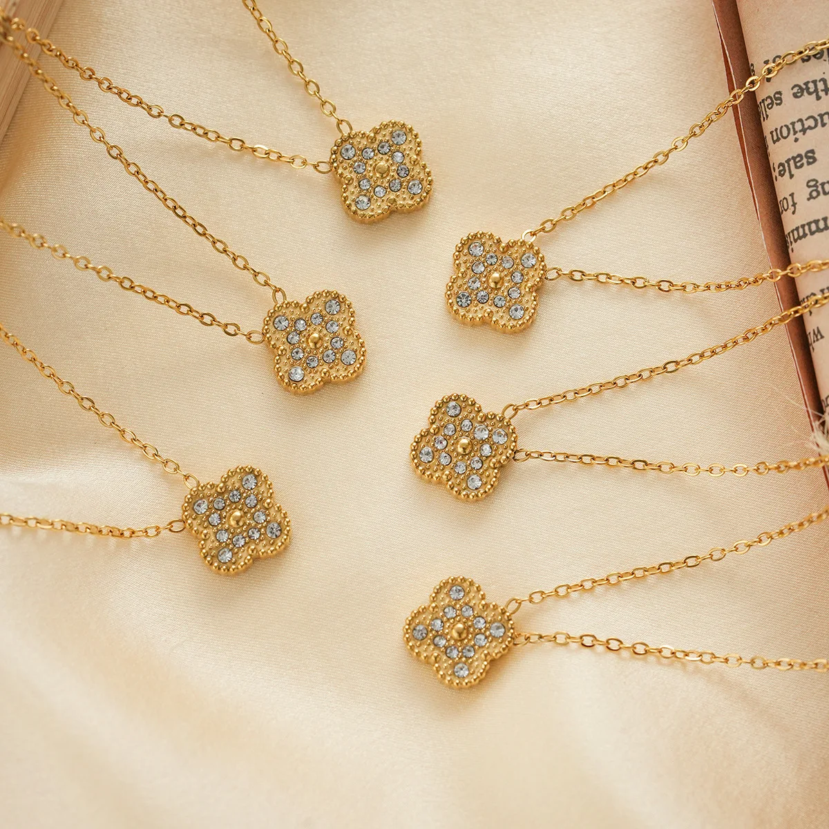 

Lucky Four Leaf Clover Pendant Necklace For Woman Double Sided Stainless Steel Diamond-Studded Collarbone Chain Jewelry Gifts
