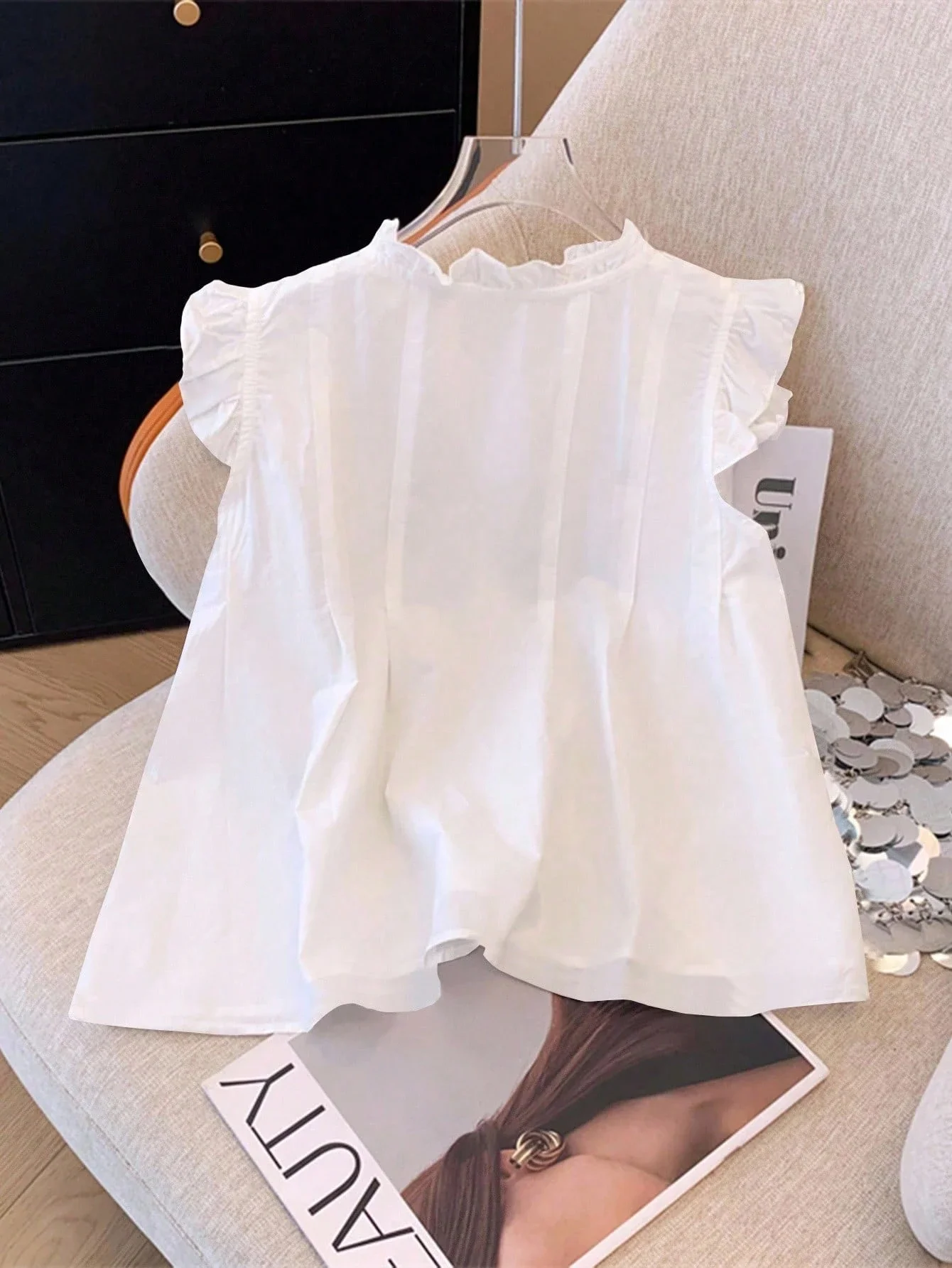 

Женская однотонная блузка с короткими рукавами, круглым вырезом, рюшами по низу и застежкой на пуговицы