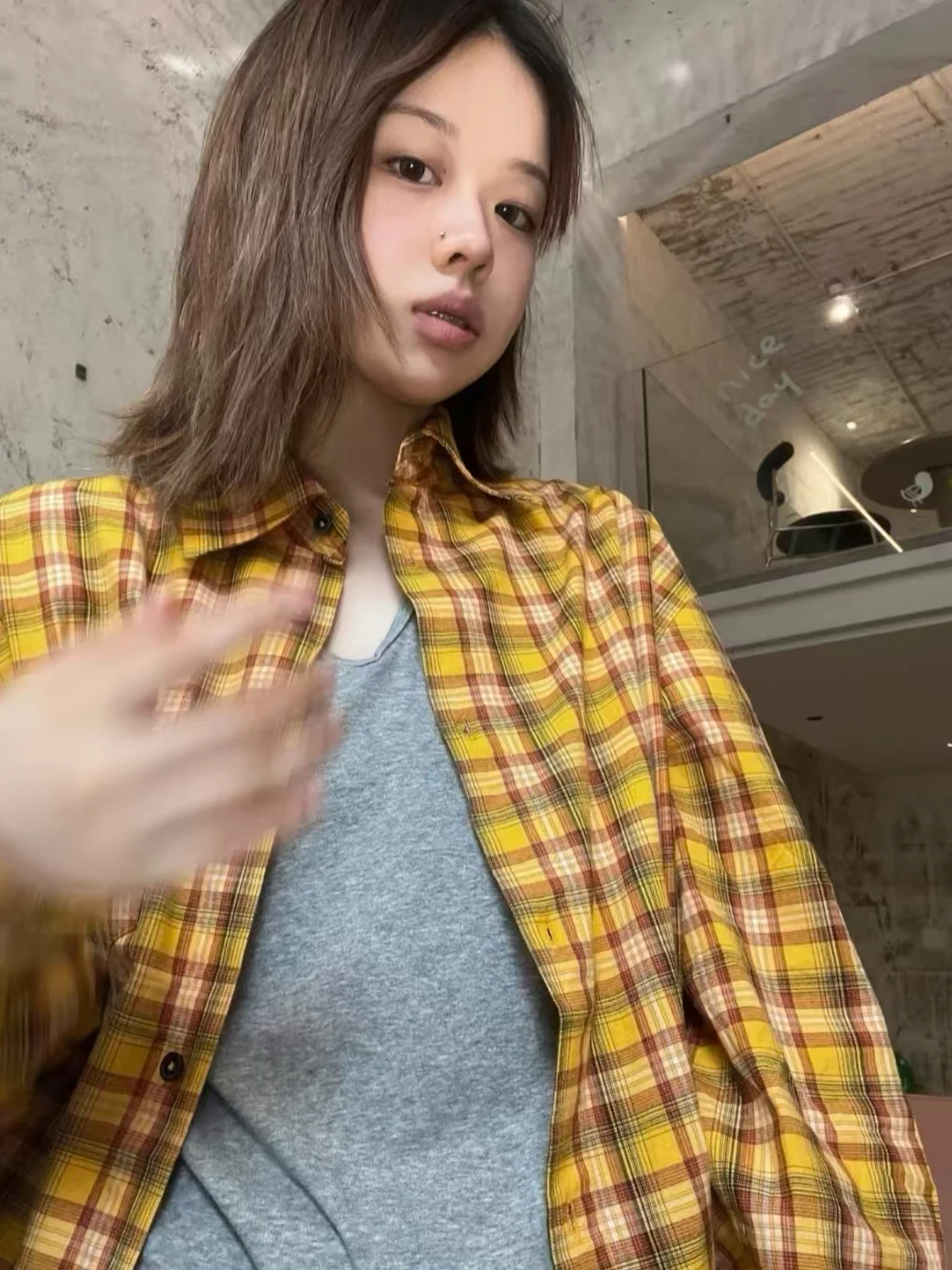

Желтая клетчатая рубашка в женском стиле: модный тренд ранней весны, уникальный красивый укороченный топ в уличном стиле, милый японский тренд, свободный крой