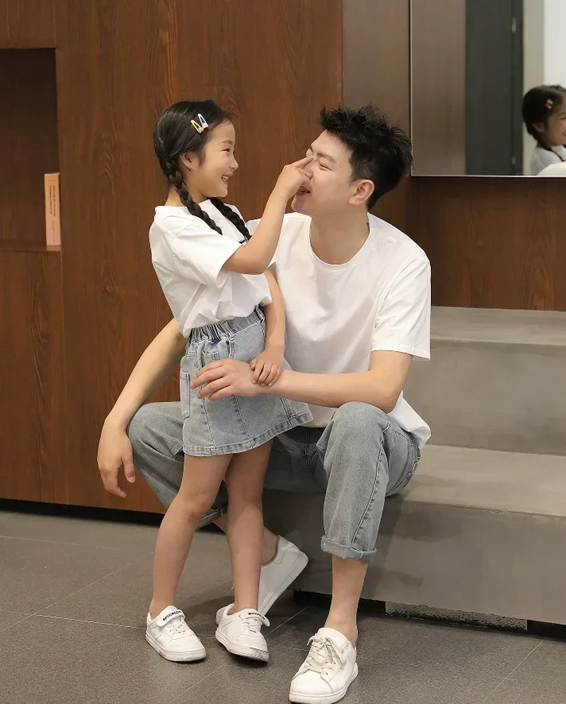 تي شيرت ديزني ميكي وبلوتو لموسم عيد الميلاد، ميكي 2026 حفلة عيد ميلاد سعيد، تي شيرت ديزني ثيم بارك للسفر العائلي