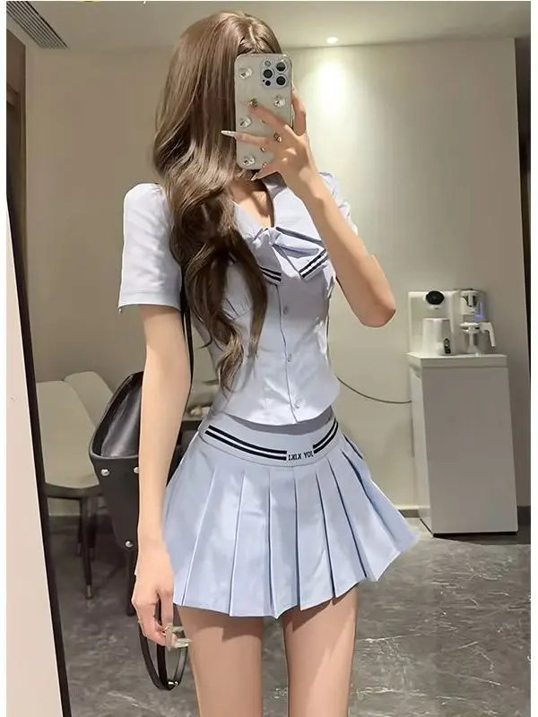 

Корейский комплект в студенческом стиле: рубашка с воротником-стойкой и коротким рукавом, плиссированная юбка с высокой талией, летний антивозрастной комплект для женщин