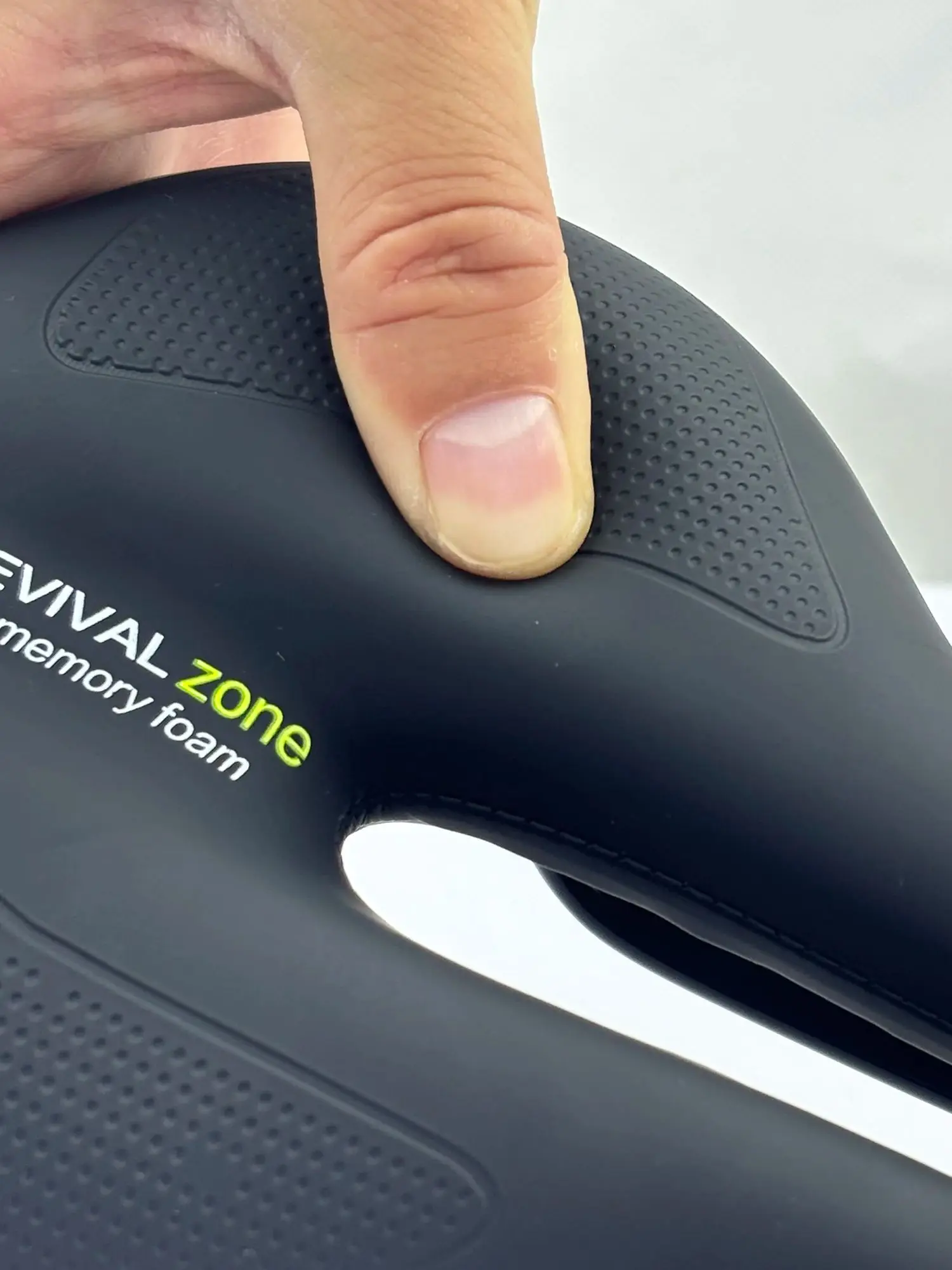 AliExpress ARTOROO Road Bike Saddle Ultralight  Seat Wave Road Bicycle Saddle For Men Soft Comfortable MTB Bike Seat Cycling Parts