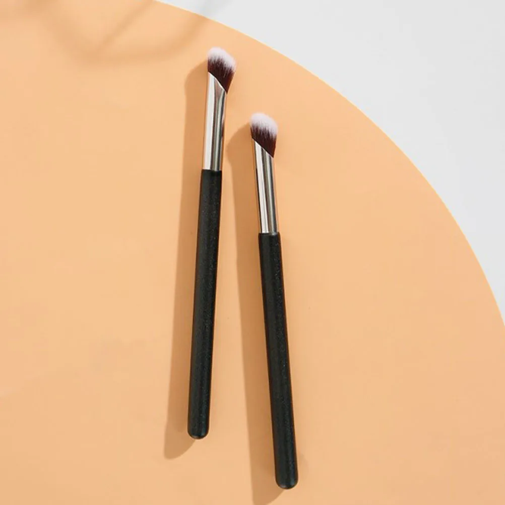 目の下用の角度付きコンシーラーブラシ 小型で持ち運びが簡単なメイクアップツール クリームパウダー用のプロフェッショナルなブレンドアプリケーター