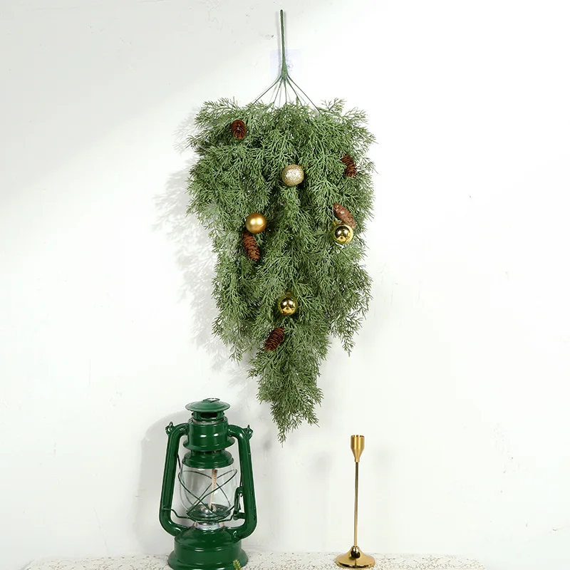 زينة عيد الميلاد محاكاة عبر الحدود إبرة الصنوبر لعيد الميلاد معلقة على الحائط من البلاستيك المزيف على شكل زهرة نباتية معلقة على الحائط