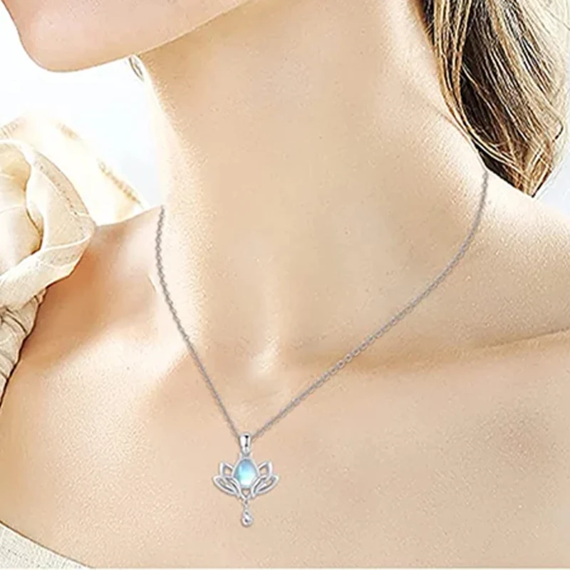 Huitan Wunderschöne Halskette mit Lotus-Design-Anhänger und imitiertem Mondstein, ästhetische, exquisite Accessoires, Charms, Hochzeitsschmuck
