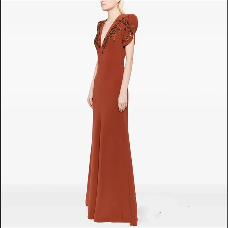 Dunkelrotes langes Ballkleid, maßgeschneidert, kurze Ärmel, V-Ausschnitt, Kristallperlen, Sweep-Zug, Meerjungfrau-Abendkleid, formelles Partykleid