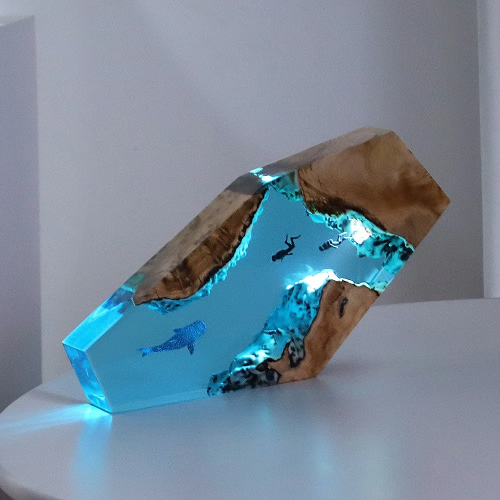 Lampada da tavolo in resina con corpo marino lampada da tavolo con decorazione artistica attiva Sunken Ship Shark Whale Diver Theme Night Light carica USB