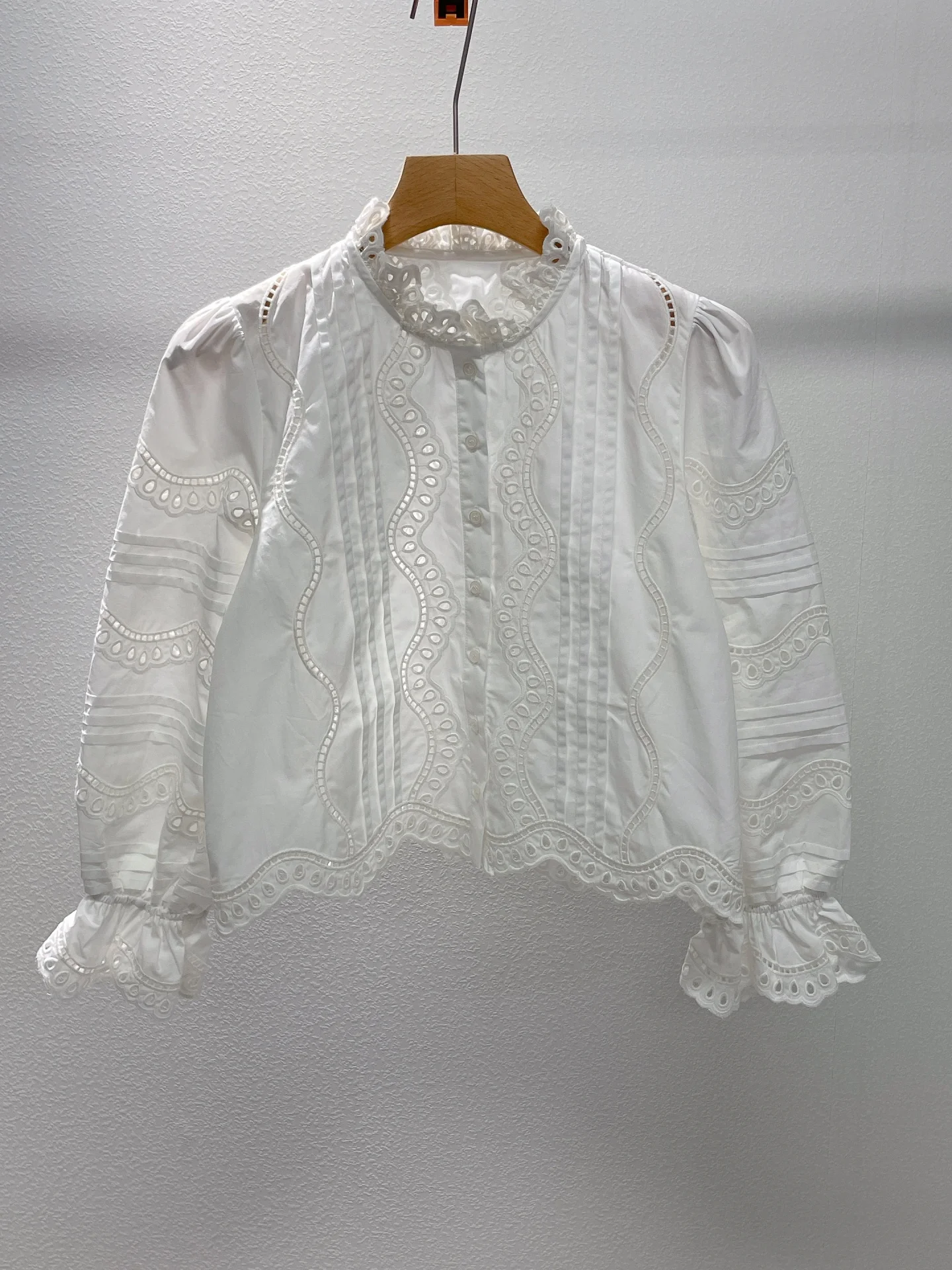 

Нежная блузка с вышивкой и кружевом для ранней весны, женская, с длинным рукавом, во французском стиле, дышащая, приятная к телу