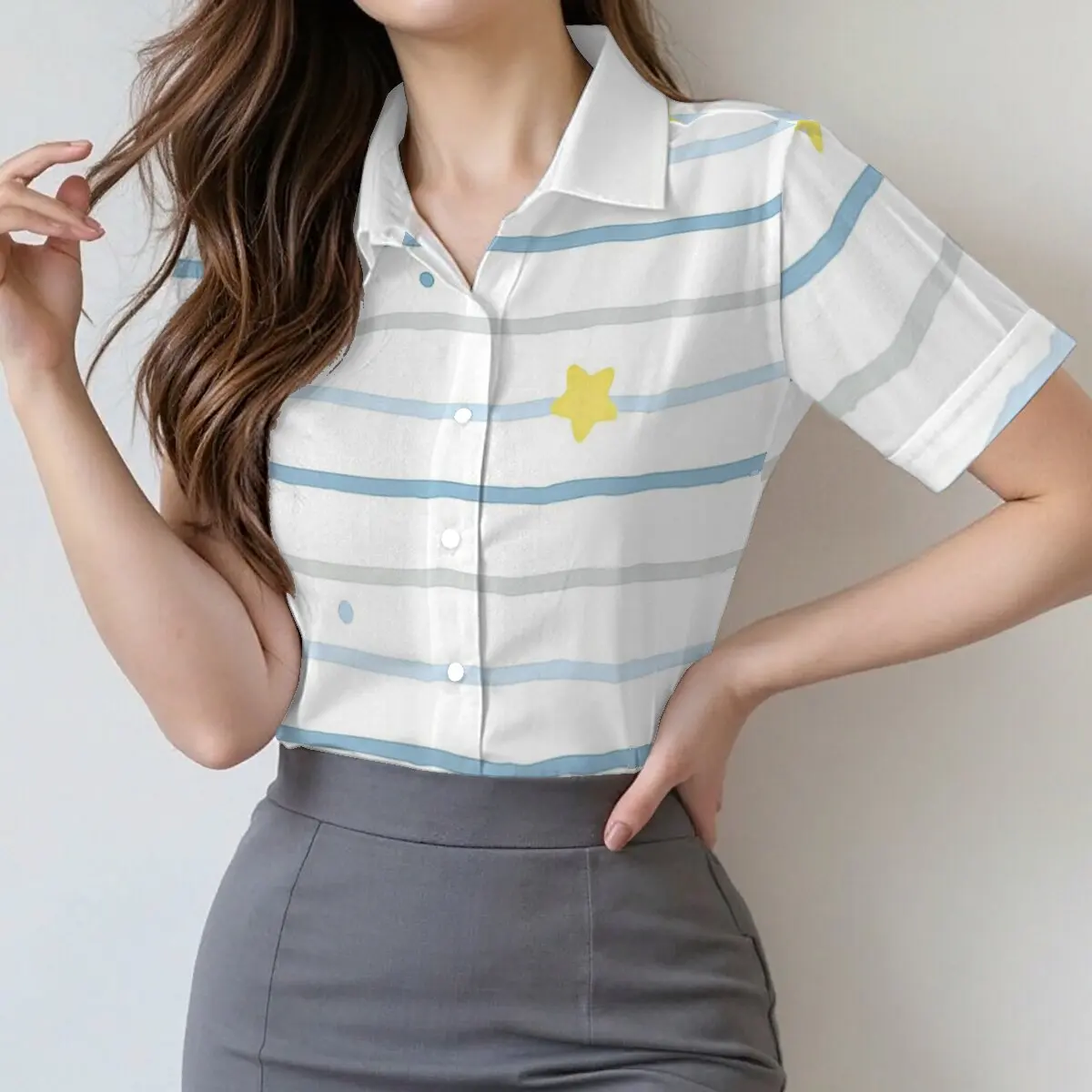 

Летняя женская рубашка с коротким рукавом и свежим полосатым узором, простая и изящная, подходит для повседневных поездок и художественных мероприятий.