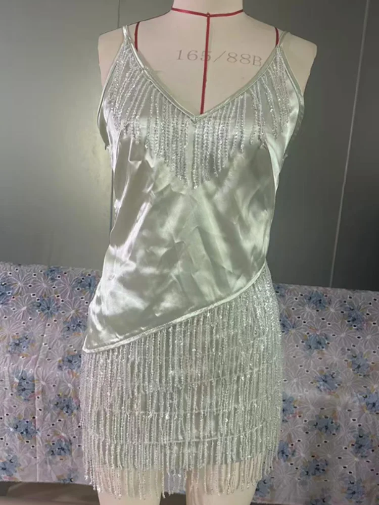 Mintgrünes Satin-Outfit mit silbernen Perlenfransen, zweiteiliges Set für Damen, V-Ausschnitt-Cami-Top, Minirock mit niedriger Taille, Party- und Clubwear-Kombination – Detail 2