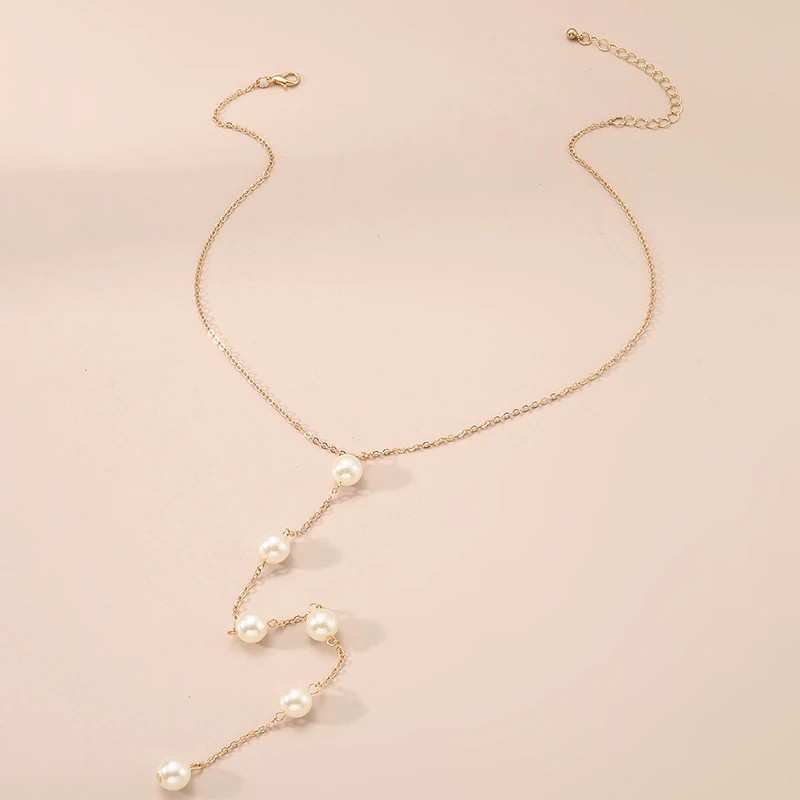 1pc  Pearl Butterfly Hip-Hop Choker – A Niche Fusion of Elegant Luster & Street Edge for the Bold Trendsetter.