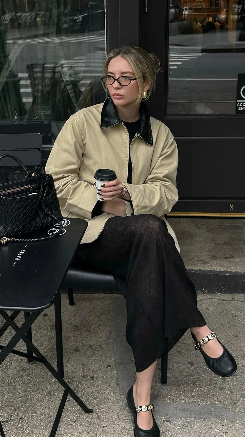 Un simple abrigo de otoño informal y moderno con efecto de cuero artificial y patchwork de solapa.