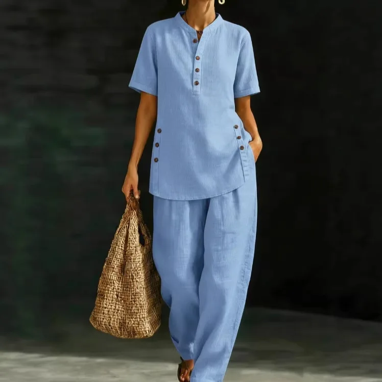 

Женский повседневный костюм: топ с круглым вырезом, короткими рукавами, застежкой и карманами, а также брюки с высокой талией, однотонный комплект из двух предметов.