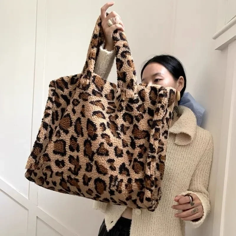 2024 New Autumn Winter Big Capacity Leopard Pattern Handbag College Students Plush Commuter Bag Lamb Wool Bags Versatile Package