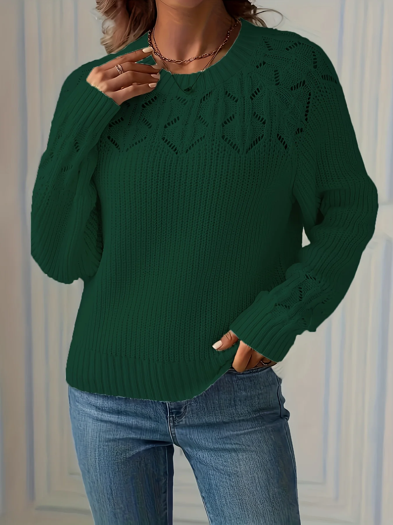 เสื้อไหมพรมถักขนาดใหญ่สีเขียวเข้มสำหรับผู้หญิง แฟชั่น เรียบง่าย คอกลมย้อนยุค ตกแต่งด้วยลวดลายกลวง