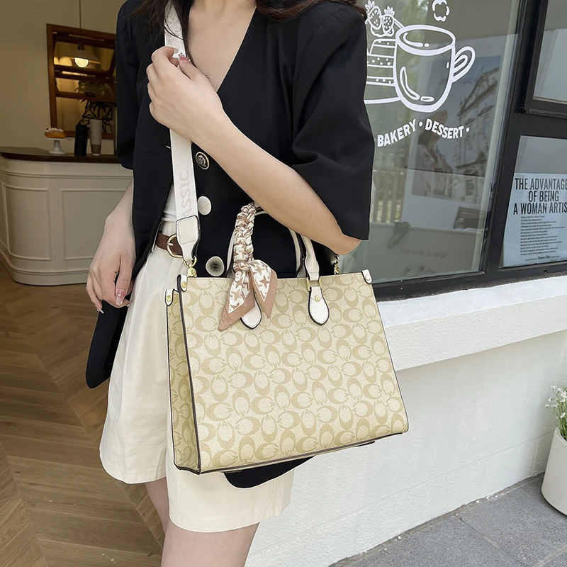 

Famous Designer Women's Handbag Leather Tote, Crossbody Shoulder Style Popular Classic Elegant For Casual Outings
