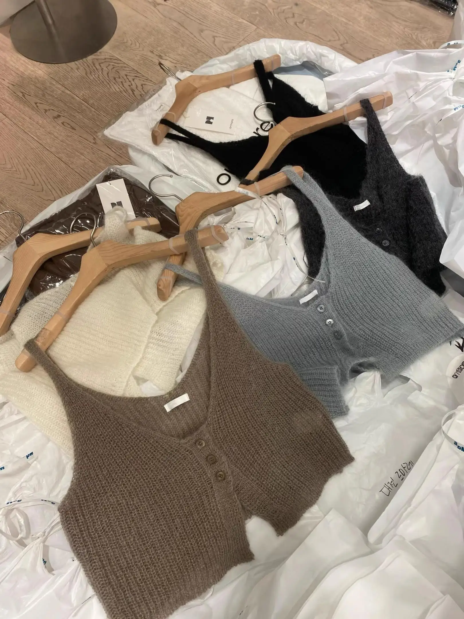 이스트 게이트 가을 겨울 신상 레트로 소프트 니트 버튼 여성 조끼 아우터웨어 레이어링 탑 브이넥 롱 컬러