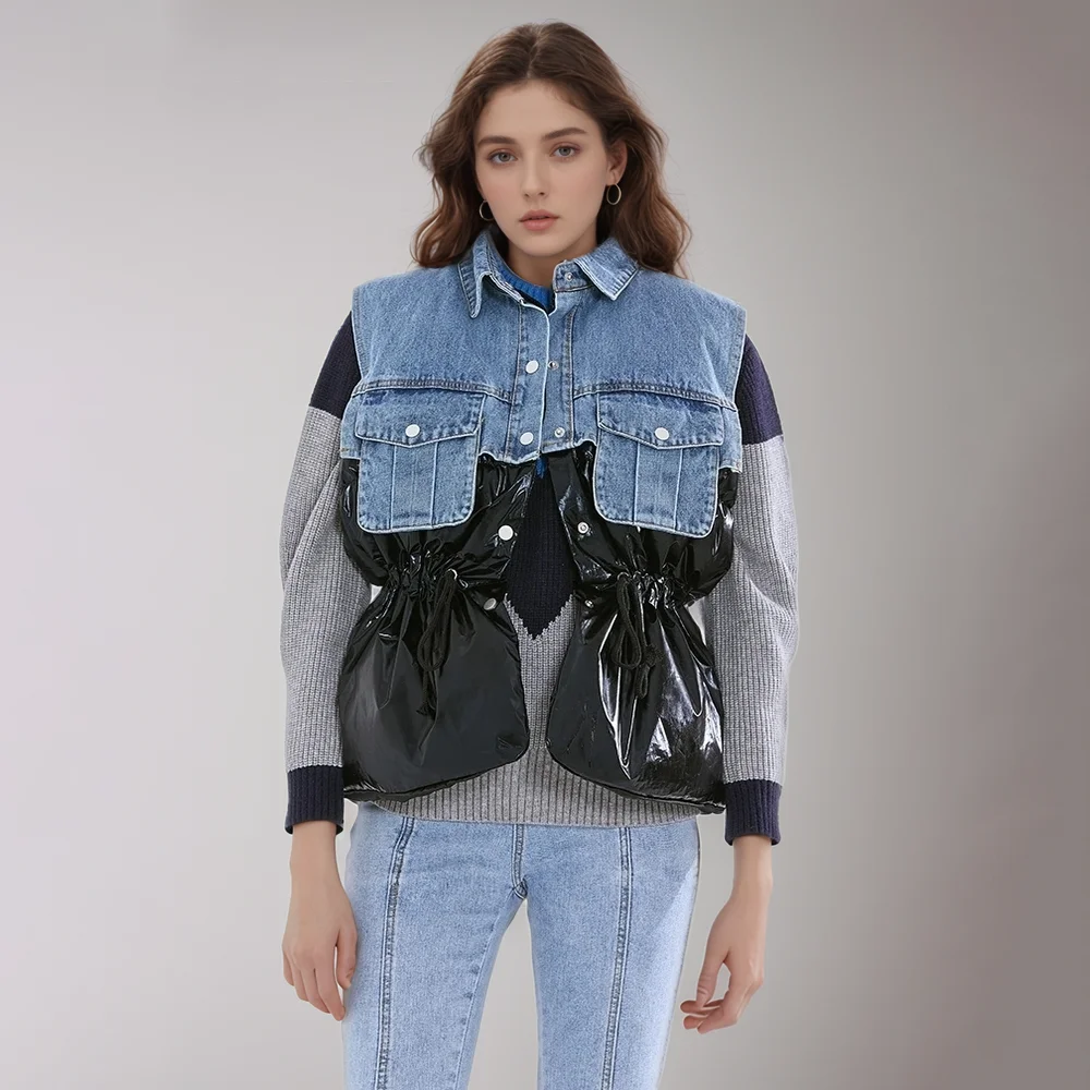 

Жилетка женская джинсовая составного кроя без рукавов с отворотом и карманами