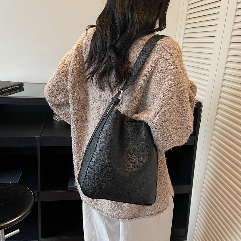 

Luxury Women High End Leather Tote Bag Elegant Designer Shoulder Handbag Created For Modern Urban Fashion Life