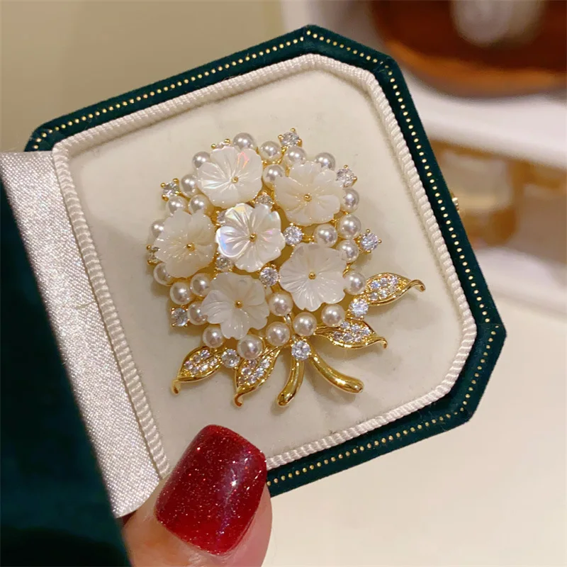 Brooches For Women Natural Shell Gold Color Wedding Bouquet Flower Sweater Coat Accessory Pin Buckle Corsage Fashion Jewelry