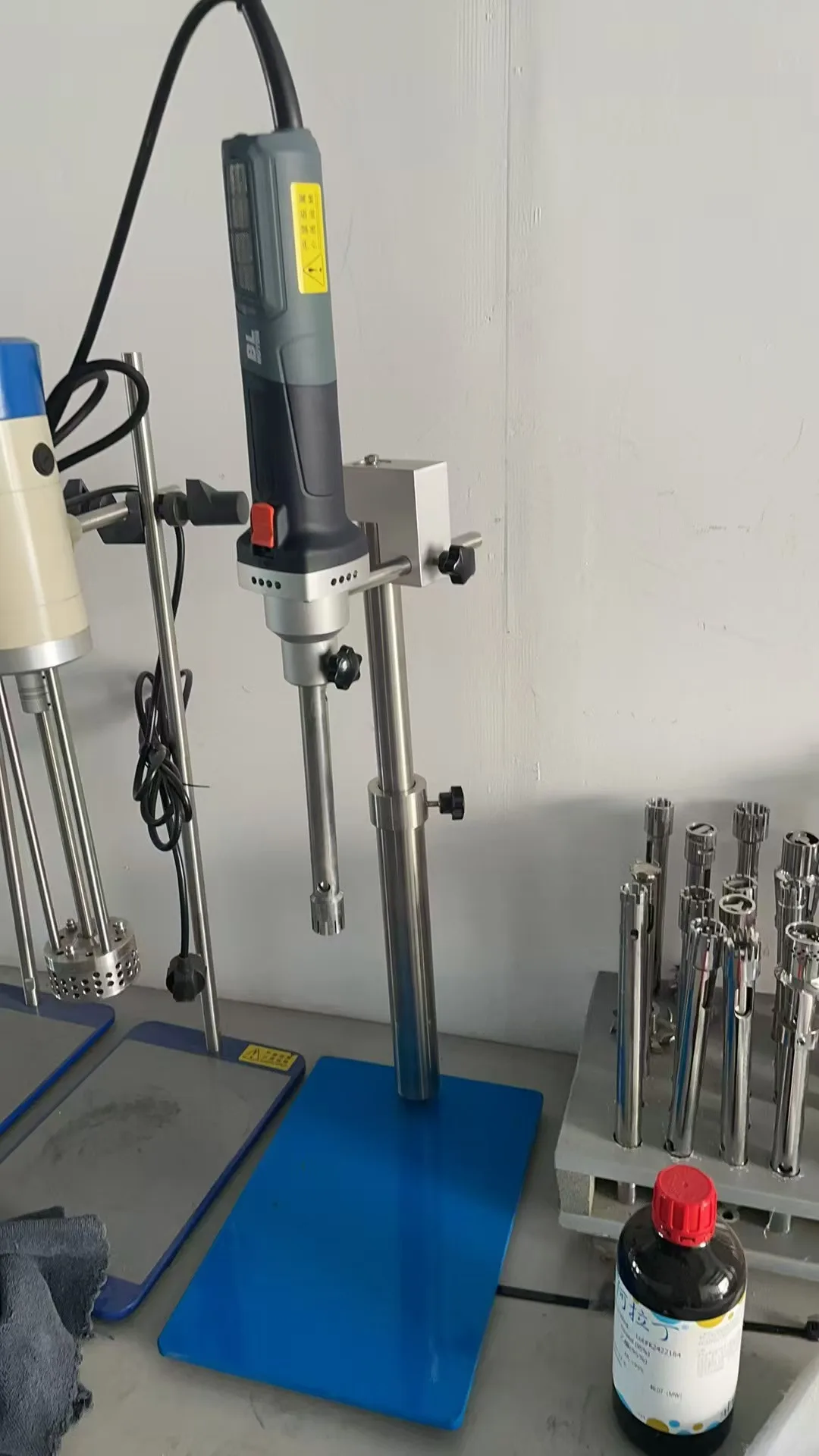 Testa di taglio del motore ad alta velocità di sollevamento pneumatico della macchina per emulsione ad alta dispersione di taglio da laboratorio OEM personalizzato