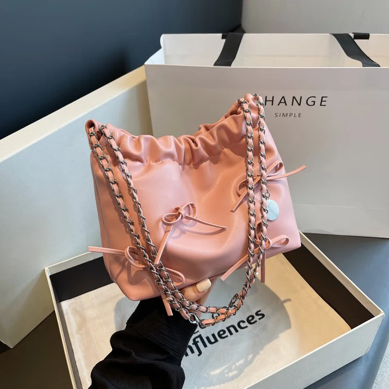 

Edgy Bucket Bag 2025 с бантом, нишевый кошелек под мышками для женщин, текстурированная сумка на плечо