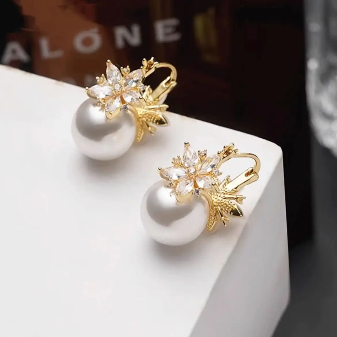 Luxury Crystal Flower Pendant Earrings for Women Temperament Pearl Dangle Earring Girls Party Wedding Jewelry Accessories Gift