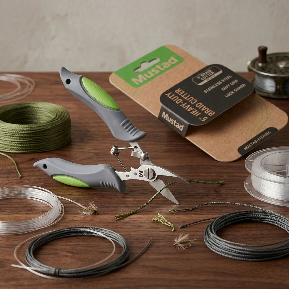 Mustad 5-Zoll Angelschere, Hochleistungs-Geflechtenschneider aus Edelstahl mit Spiegelpolitur, Soft-Grip-Griffen & Sicherheitsverriegelung für Schnüre – Detail 4