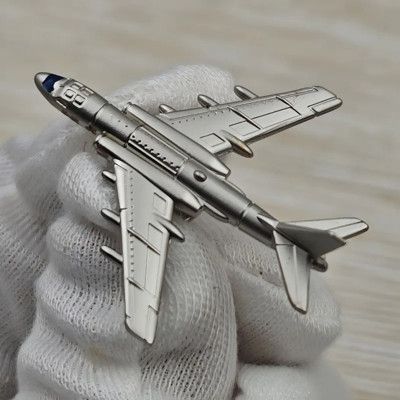 Men's Vintage Airplane Brooch, Stylish Fighter Jet Lapel Badge Pin, A Gift for Aviation Enthusiasts.