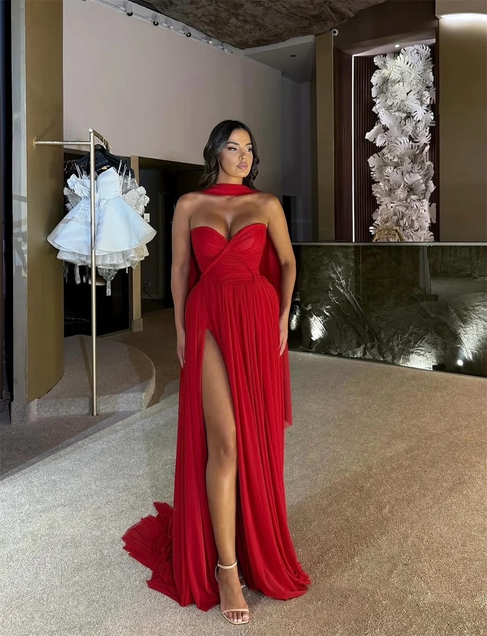Contessa Dubai Abito da ballo rosso personalizzato con spacco senza spalline con sciarpa in chiffon Vestido de noche Gonna a pieghe Abito da sera formale
