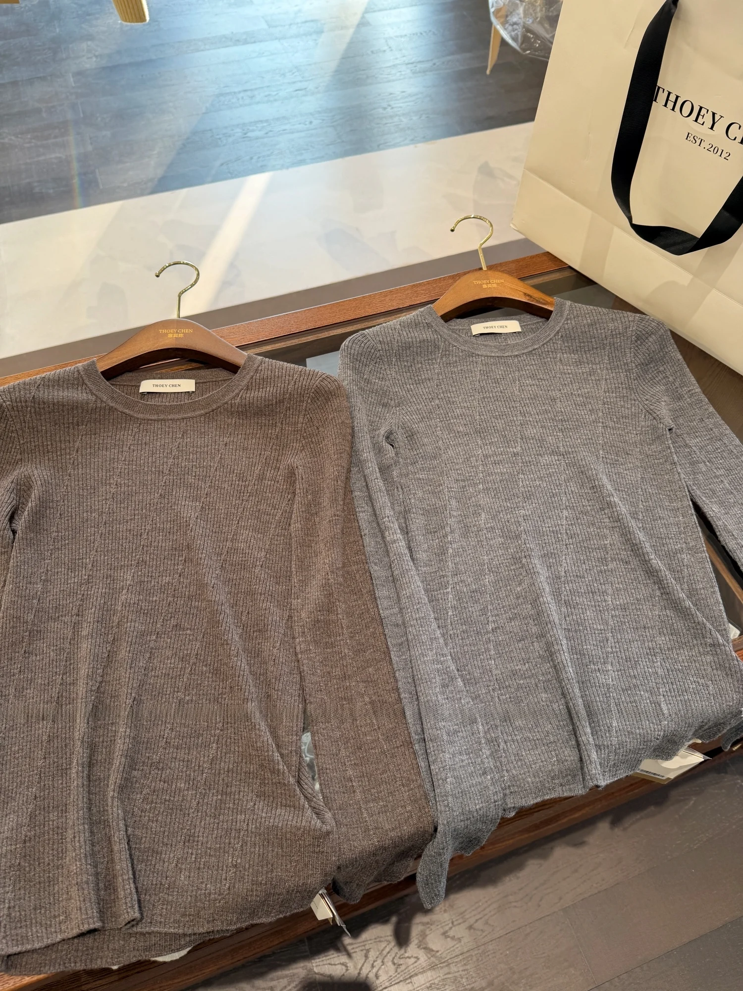 

THOEYCHEN High-End Seamless 100% Pure Wool Diagonal Base Shirt Women's Slim Fit Top Warm Soft Regular Sleeve Long round Neck