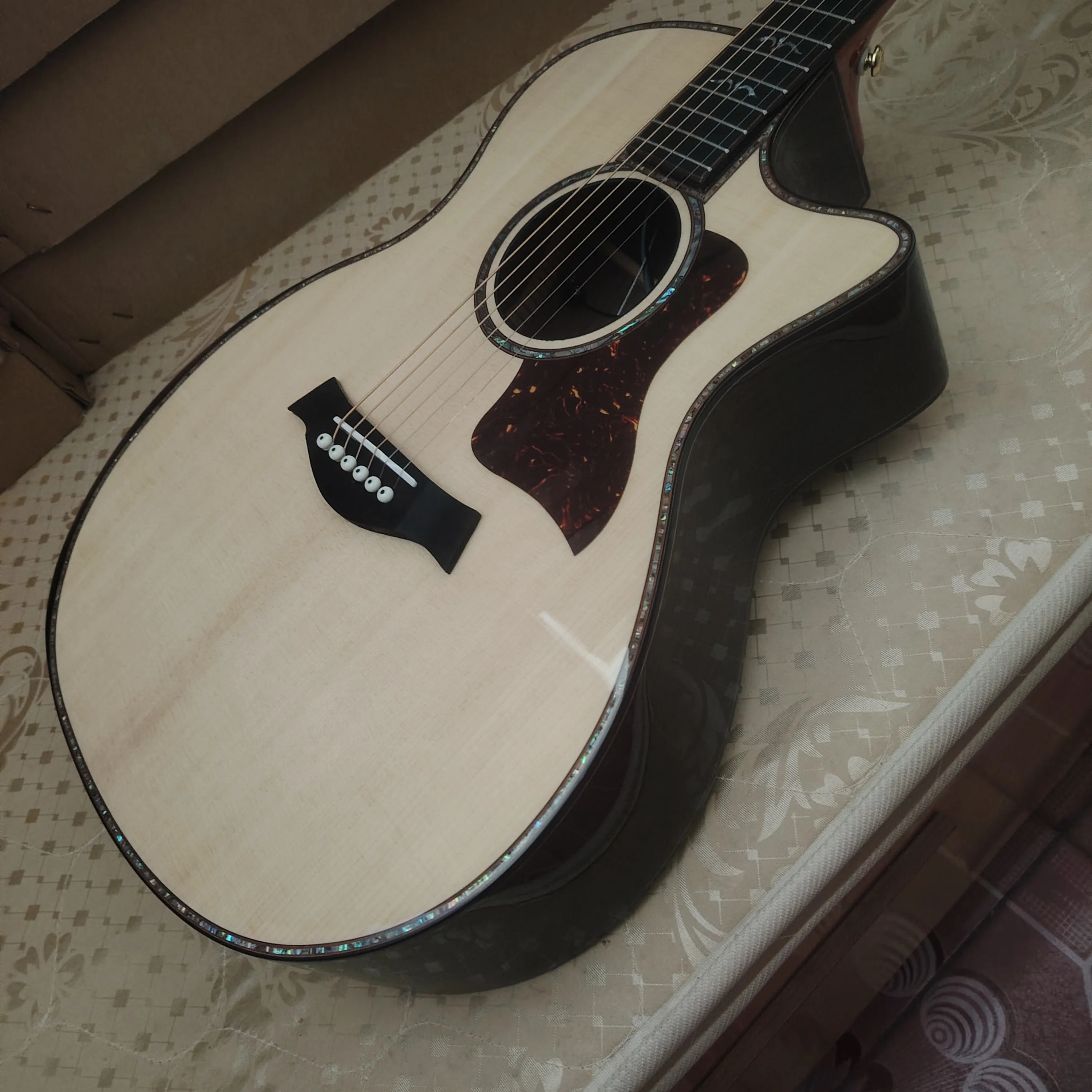 

Доступная роскошь: Высококачественная фолк-гитара 914 класса люкс, специально разработанная для идеального звука и передачи наследия, быстрая доставка.