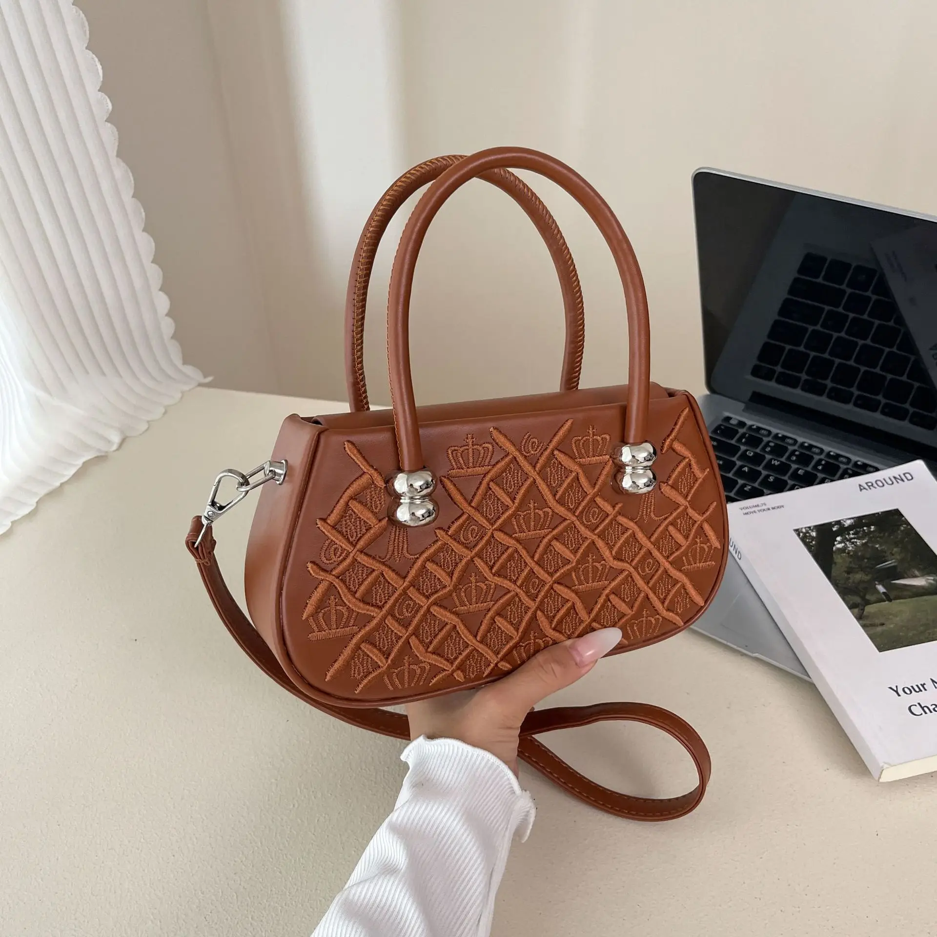 

Новая роскошная сумка через плечо 2025 года — квадратный кошелек с вышивкой, дизайнерское плечо/ручное устройство, элегантное и универсальное