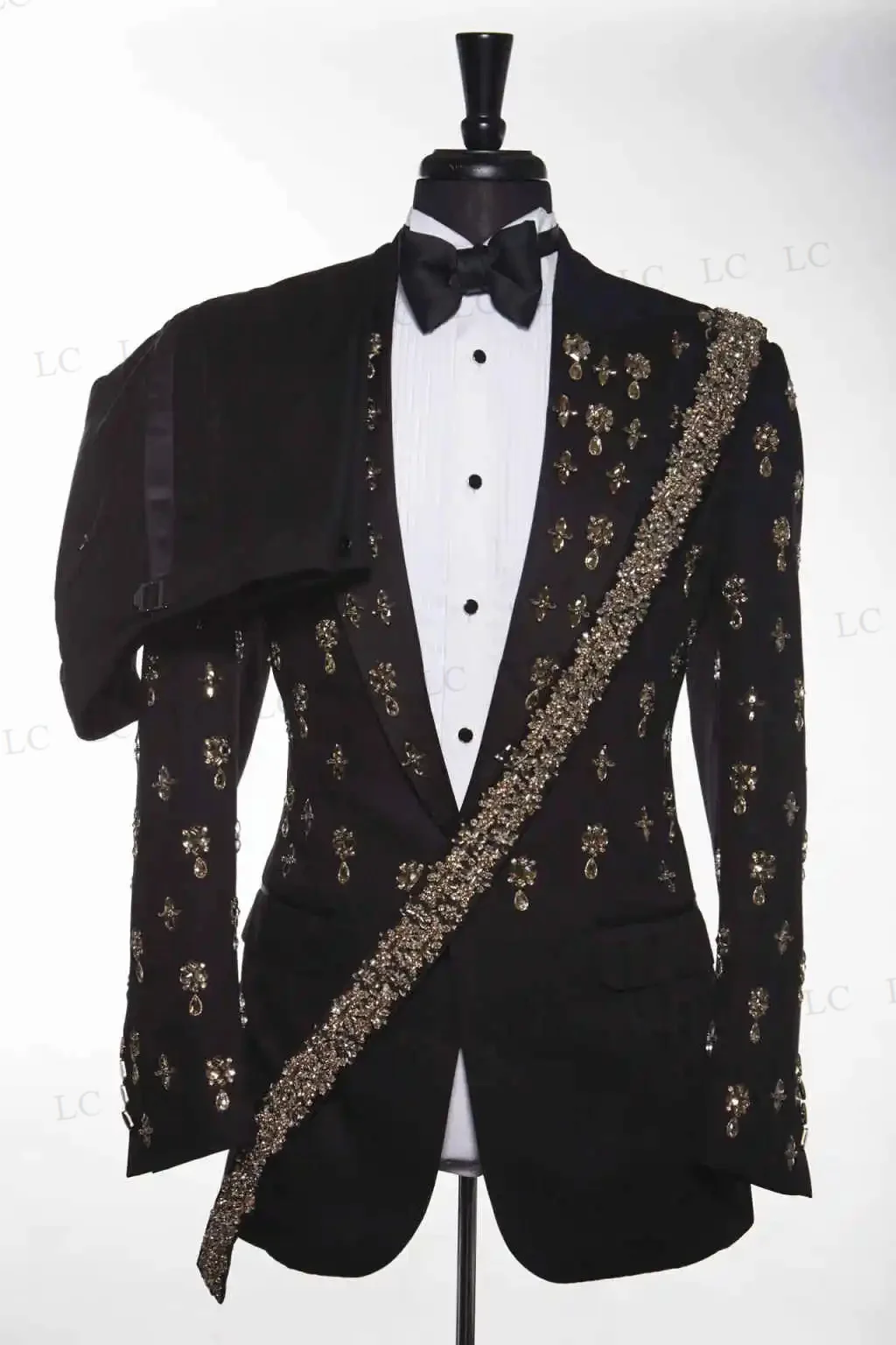 

Nice 2 Pieces Men Suits Blazer Pants One Button Beads Diamonds Appliques Tailored Plus Size Formal LapelProm Party Wedding Groom