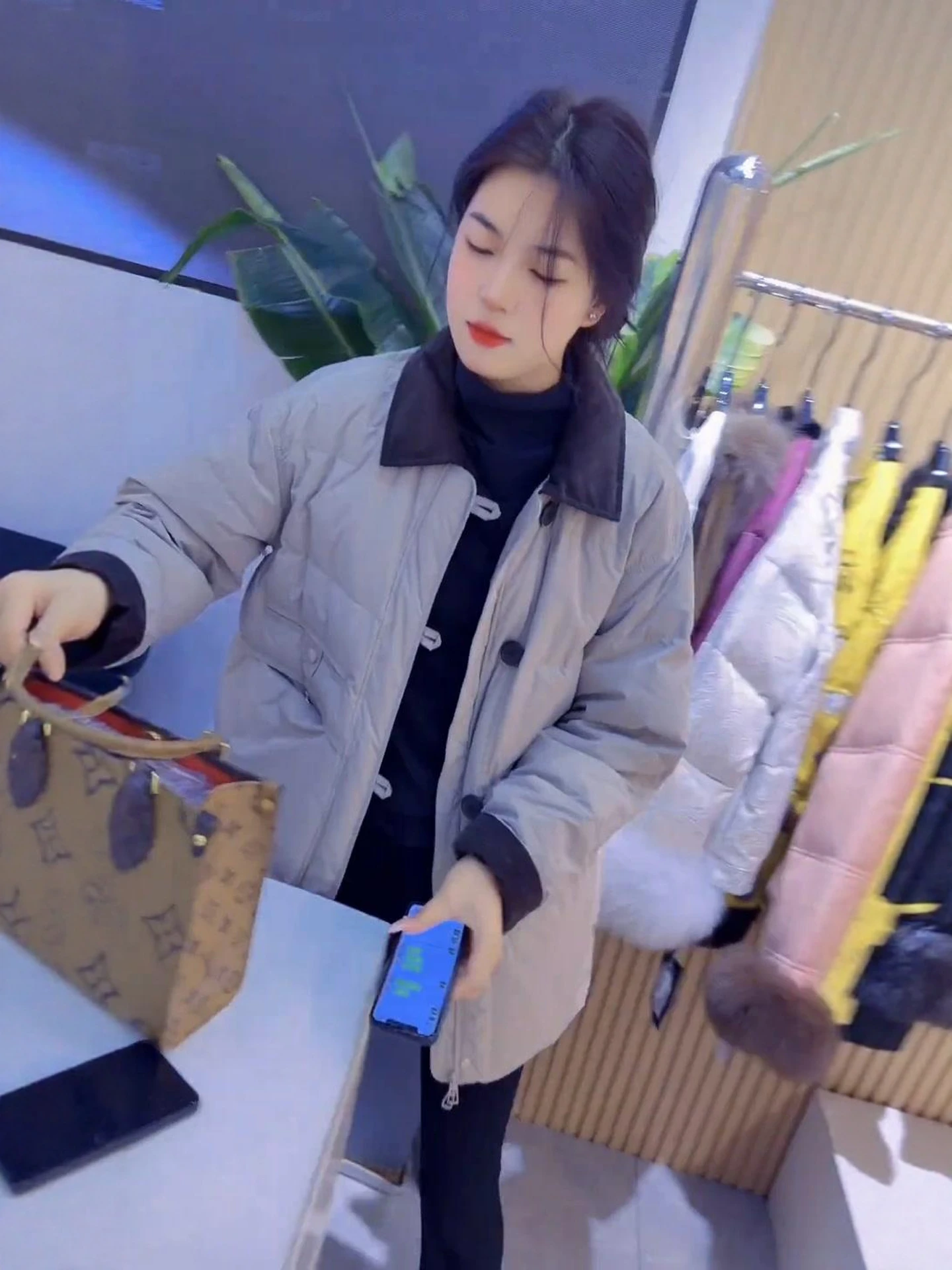 

Утепленное хлопковое пальто средней длины с цветными вставками для женщин, зимнее, больших размеров, для полных женщин, антивозрастное, стильное, теплое