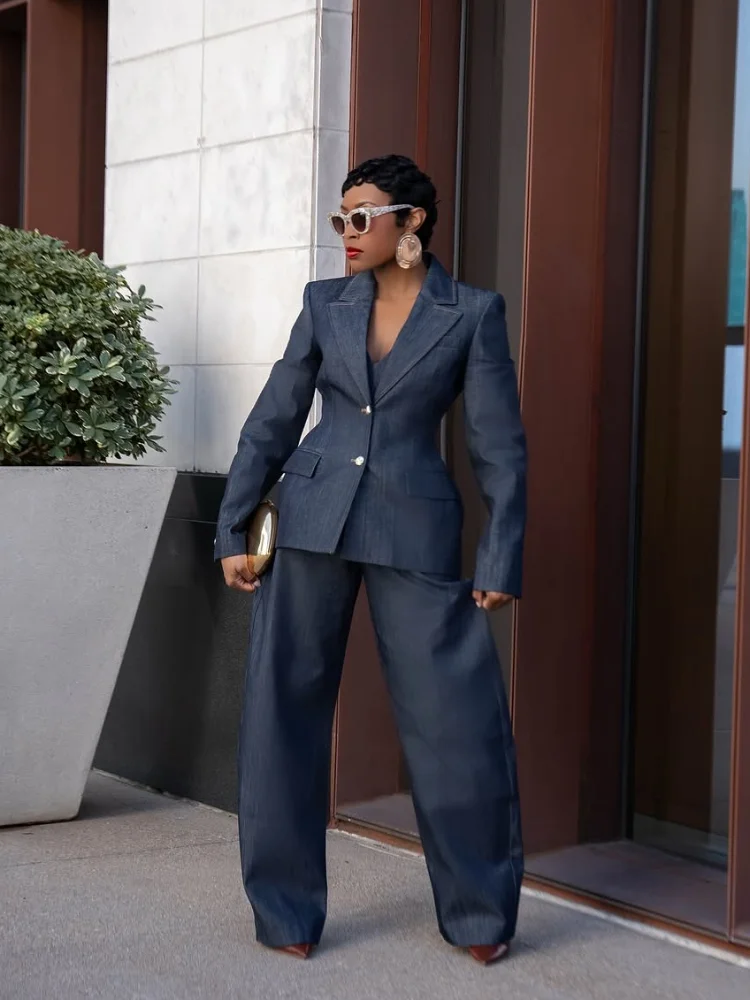 Denim damespakset met diepe V-corsetblazer en broek met wijde pijpen, stijlvol voor stedelijke mode en formele gelegenheden