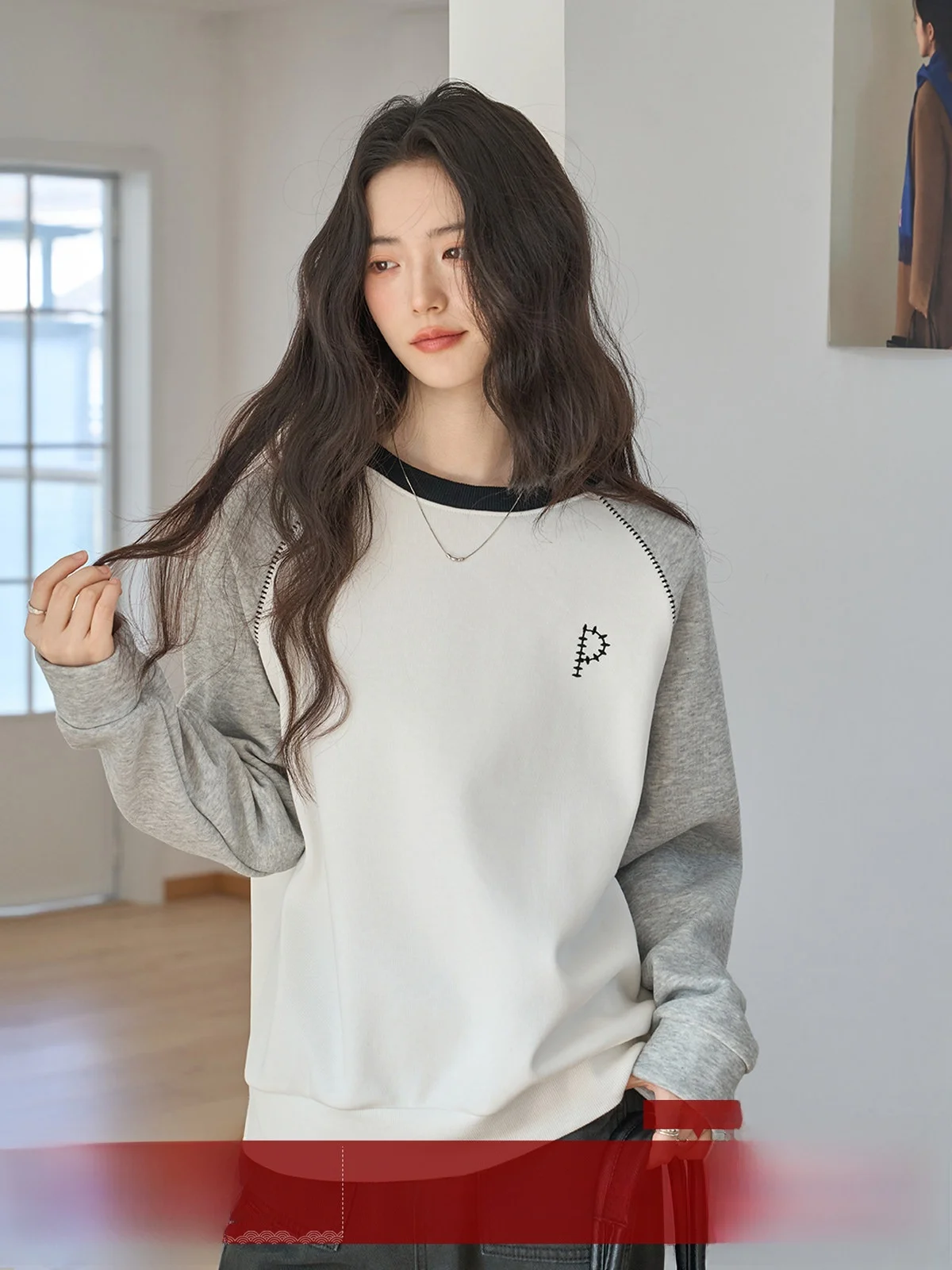 

Женская толстовка MoZao с флисовой подкладкой, длинными рукавами, круглым вырезом, свободного кроя, удобная, в стиле кэжуал, белая, с вставками на плечах, зимняя, утепленная.