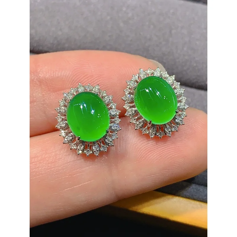 Boucles d'oreilles en jadeite verte de type glace, naturelles et authentiques du Myanmar, serties d'or 1k avec des pierres ovales de couleur vert impérial.